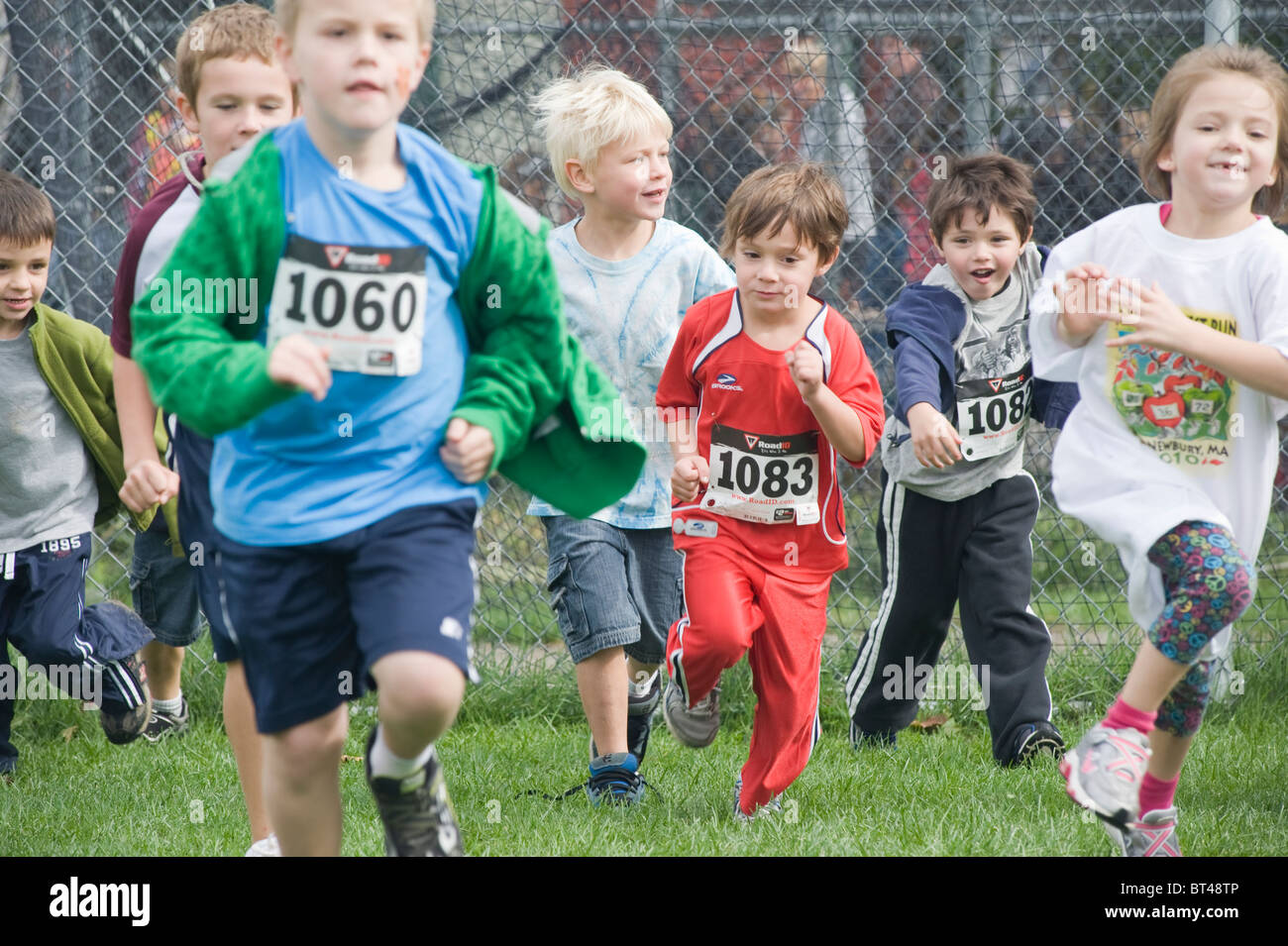 Bambini il warm up per un miglio Fun Run nella zona ovest di Newbury, Massachusetts. Foto Stock