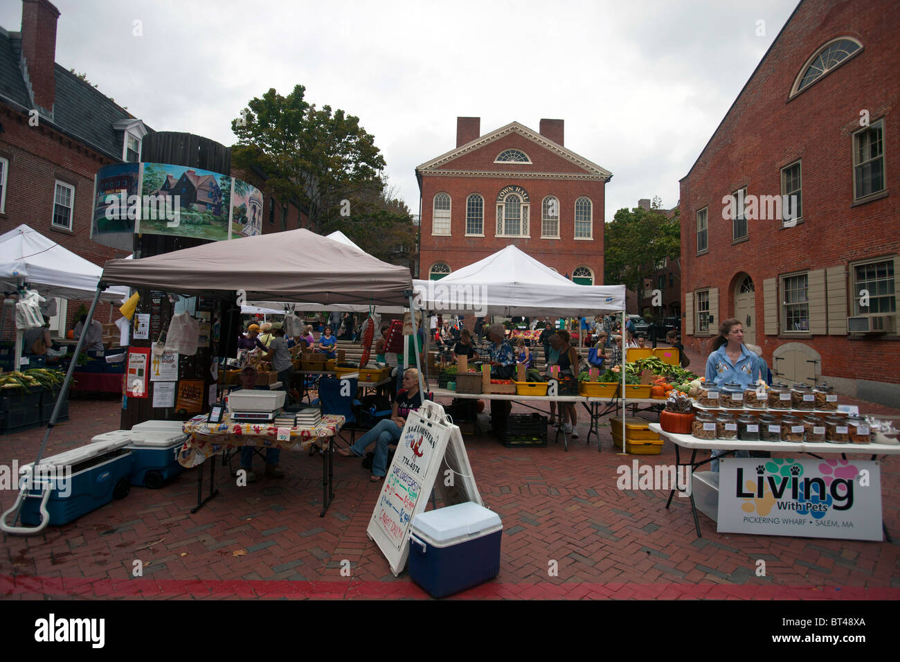Mercato all'aperto con le tende di fronte al Municipio, Salem, Massachusetts, Stati Uniti d'America Foto Stock