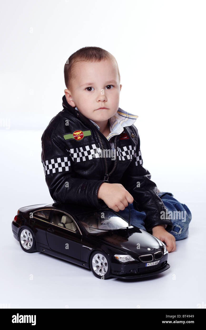 Giovane ragazzo giocando con un giocattolo auto Foto Stock