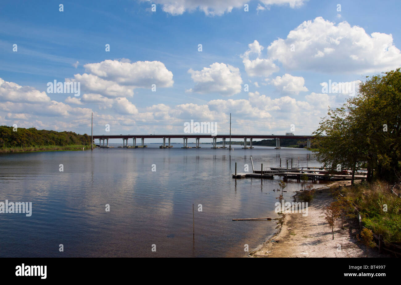 L'estremità nord del Lago di Monroe si svuota nella St Johns River a Sanford Florida Foto Stock