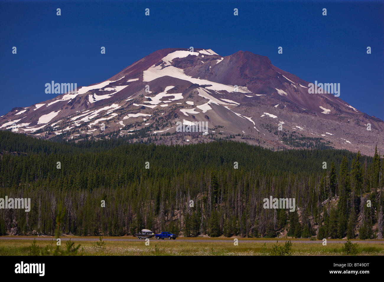 La formazione di scintille lago, OREGON, Stati Uniti d'America - South Sister, elevazione 10363 piedi (3159 m), un vulcano in cascate montagne centrali di Oregon. Foto Stock