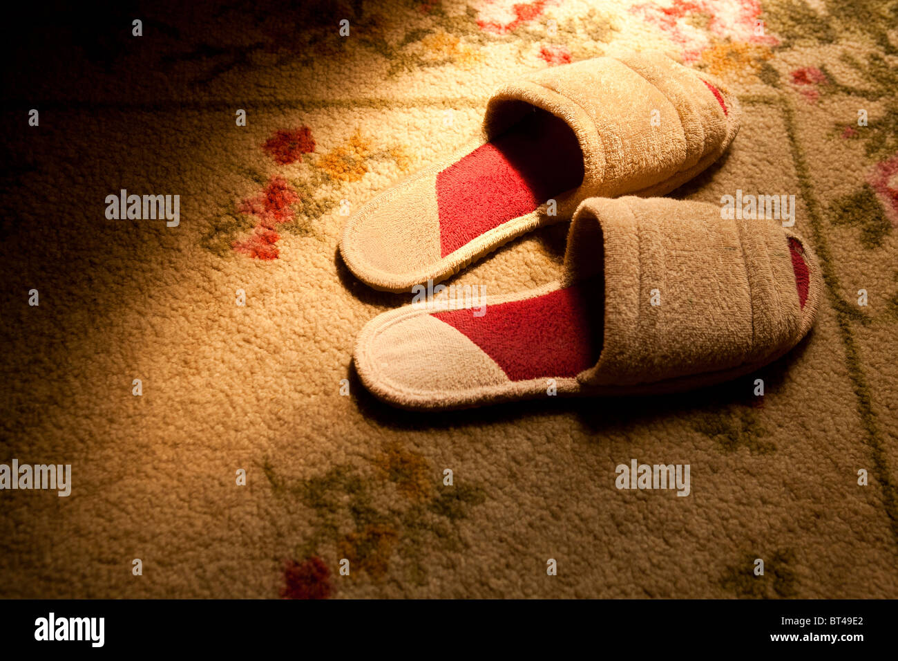 Gli uomini di piede di pantofole sul tappeto. Foto Stock