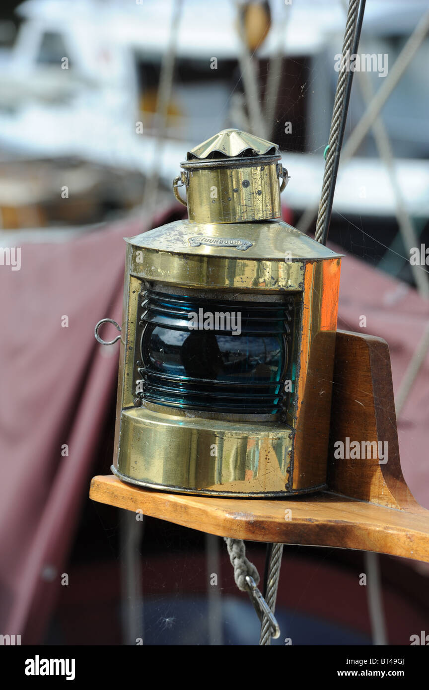 Ottone dritta luce di navigazione tradizionale sulla nave a vela Foto Stock