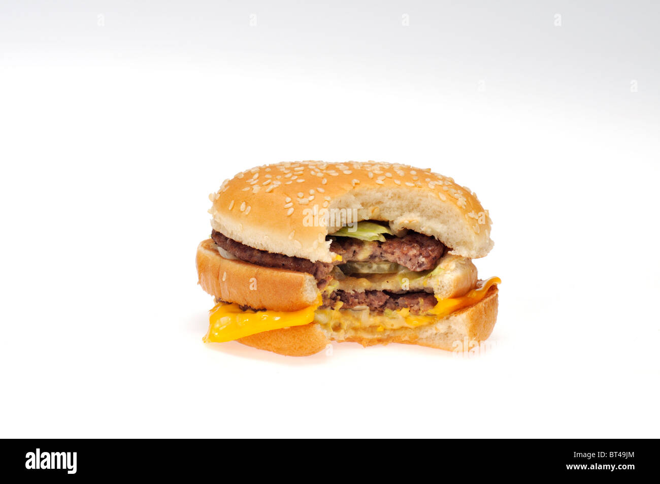 McDonald's Big Mac double cheeseburger che ha un boccone fuori di esso su sfondo bianco tagliato fuori. Foto Stock