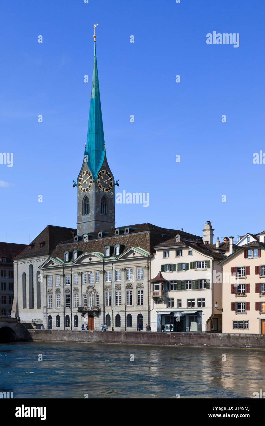Guardando attraverso il fiume Limmat a Zurigo alla Fraumunster chiesa abbaziale. Foto Stock