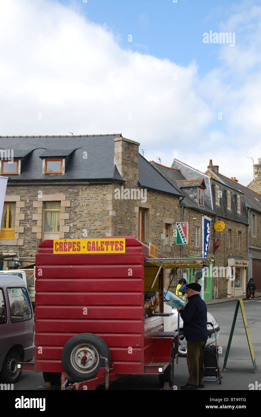 Crepes e galette per la vendita nel mercato francese in Treguier, Francia (Bretagna) Foto Stock