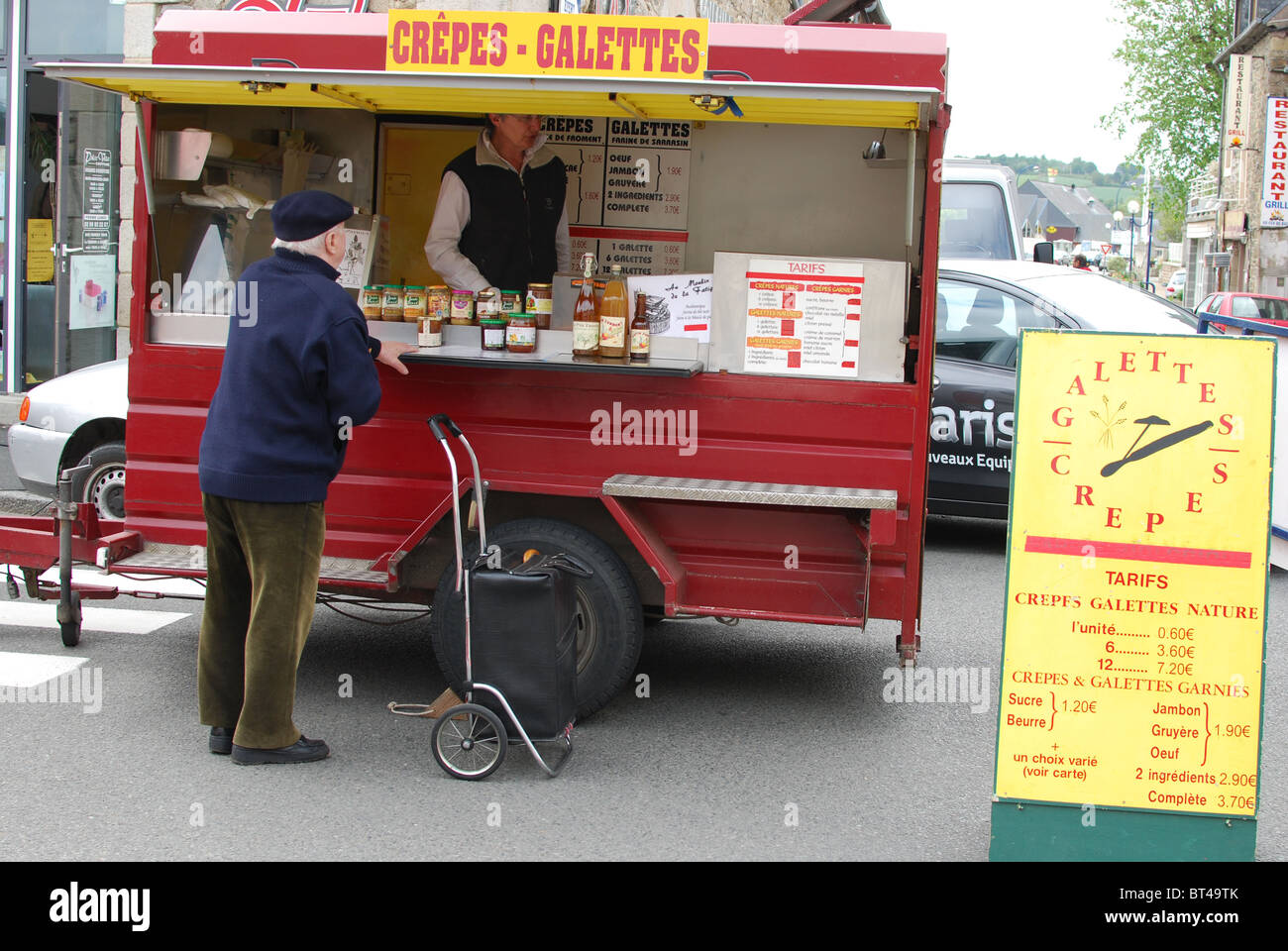 Specialità regionale: crepes e galette per la vendita al mercato in Bretagna (Treguier, Francia) Foto Stock