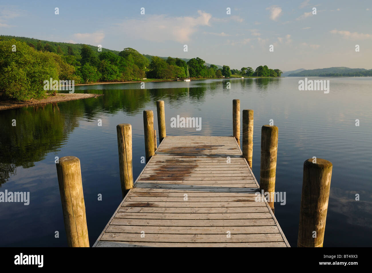Jetty oltre Coniston Water in estate nel Lake District inglese Foto Stock