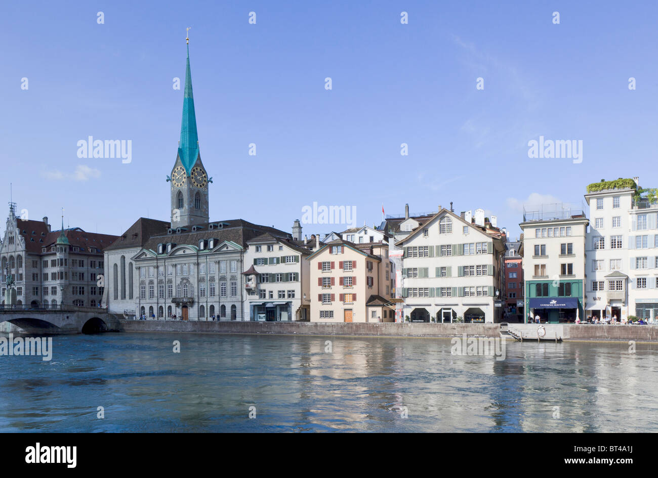 Guardando attraverso il fiume Limmat a Zurigo alla Abbazia Fraumunster Foto Stock