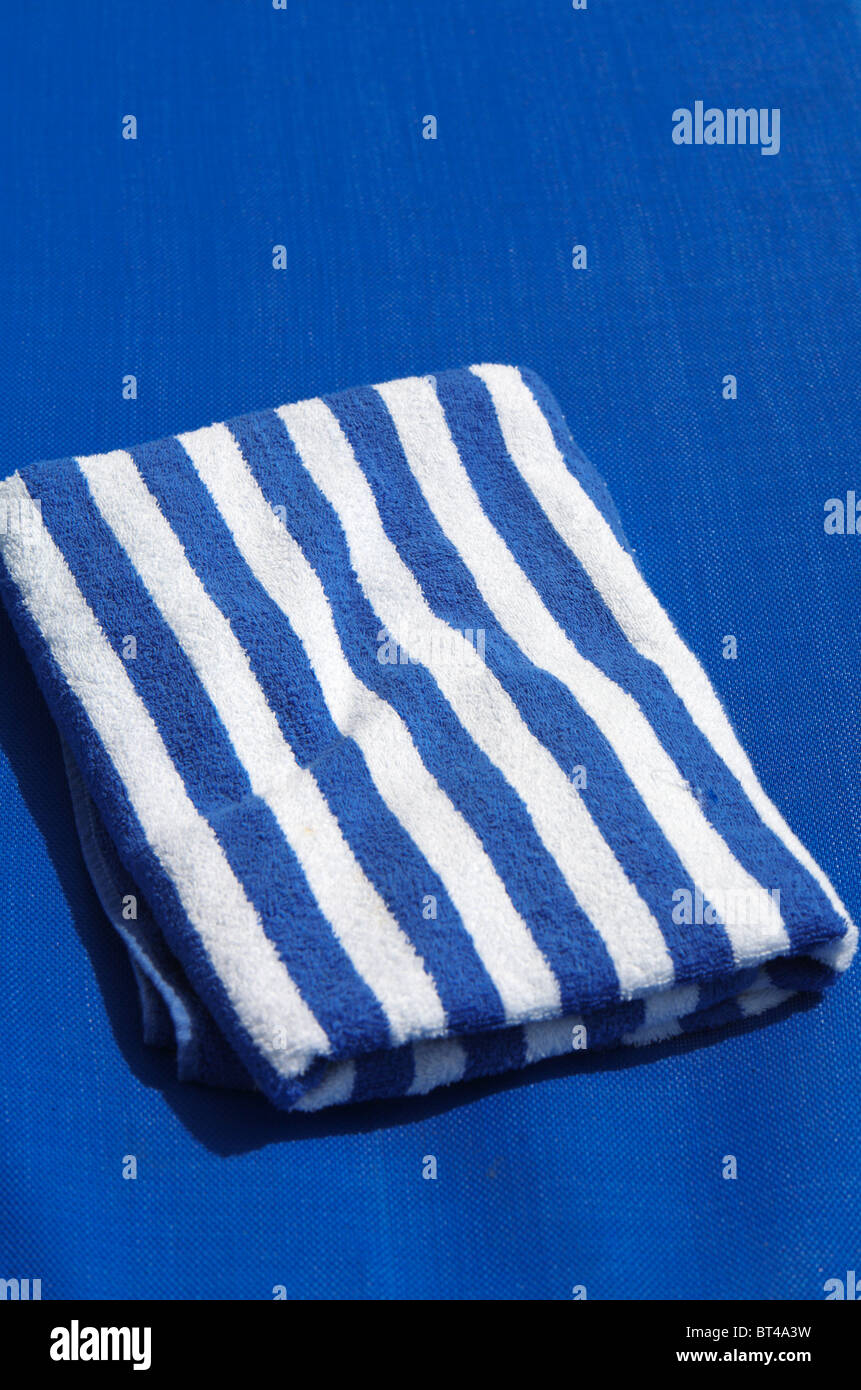 Lettino e asciugamani forniti su P & O 'Sea Princess' nave passeggeri Foto Stock