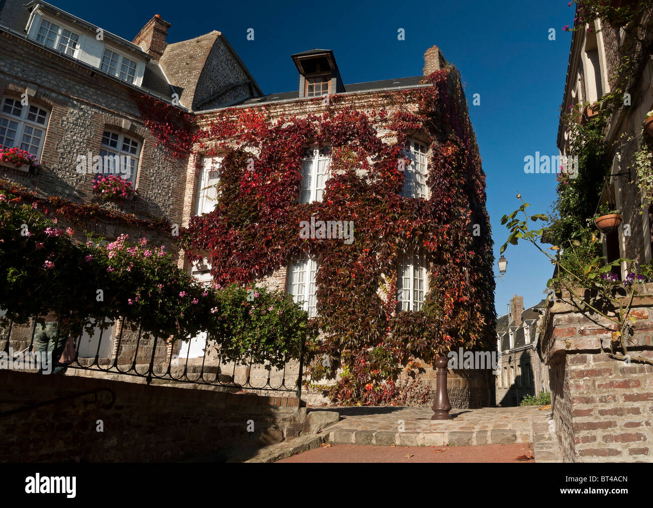 Francia St Valery en Caux Rue des penitens, un Normand tipica stradina Foto Stock