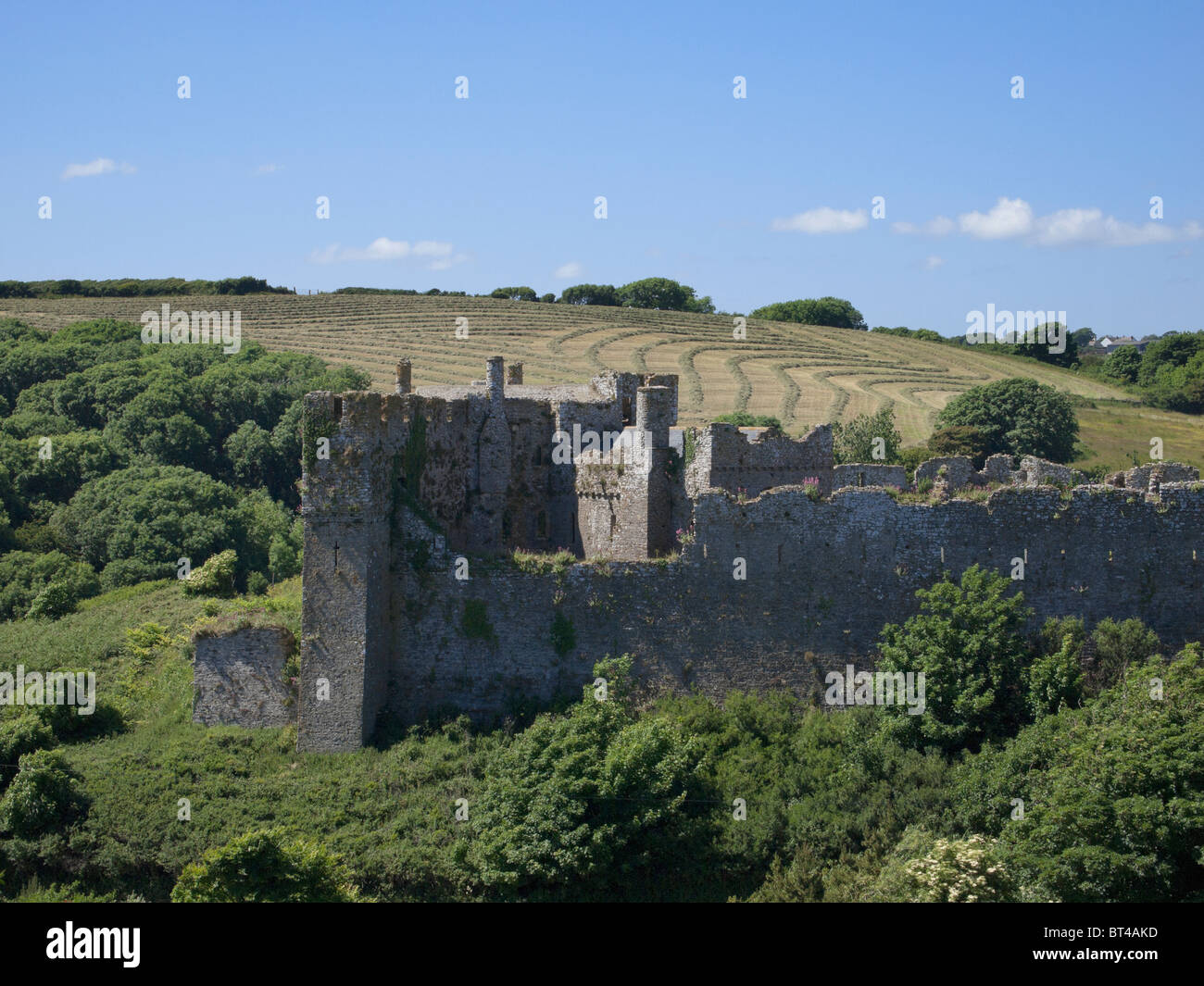 Rovinato castello medievale di manorbier su Il Pembrokeshire Coast dyfed GALLES Foto Stock