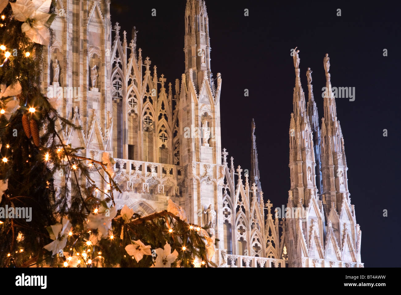 In prossimità della chiesa del Duomo (piazza del Duomo a Natale a notte con luci e albero di Natale. Milano, Italia Foto Stock