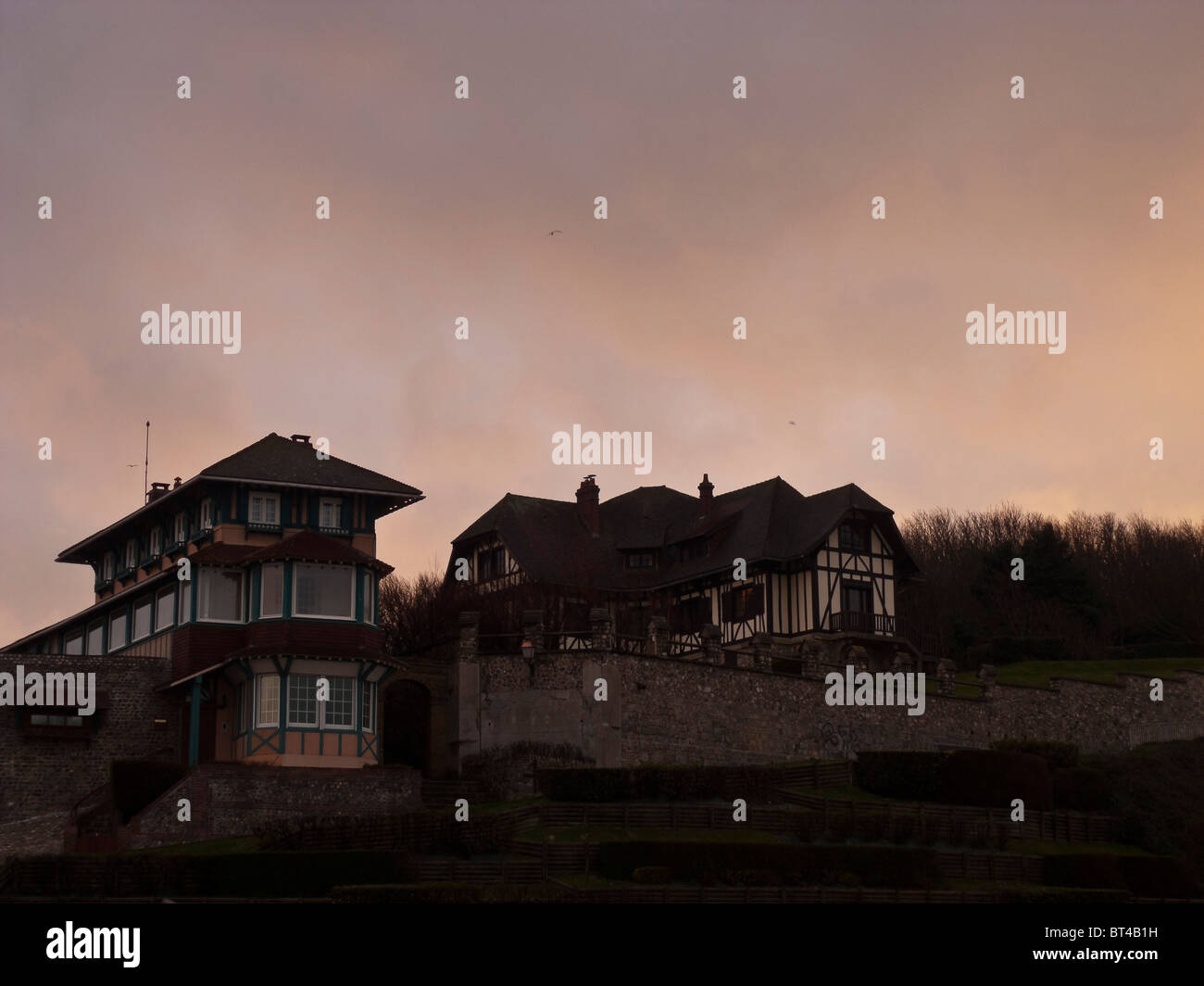 Saint Valery en Caux seaside, semi-case con travi di legno all'alba Foto Stock