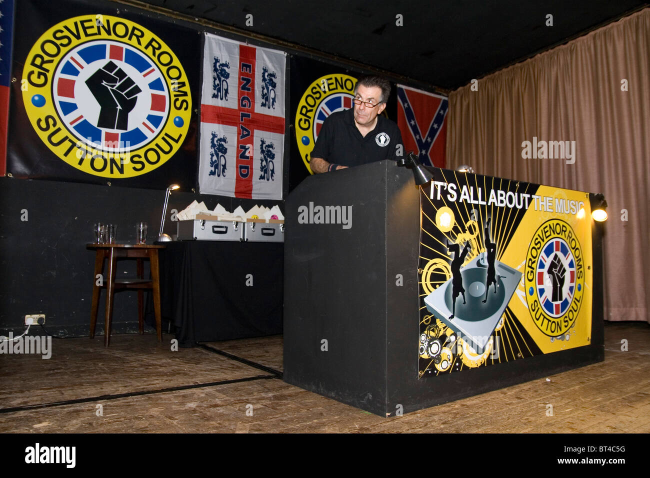 Northern soul e Motown DJ in corrispondenza di un evento sociale presso il Grosvenor Camere, Sutton-in-Ashfield, Regno Unito Foto Stock