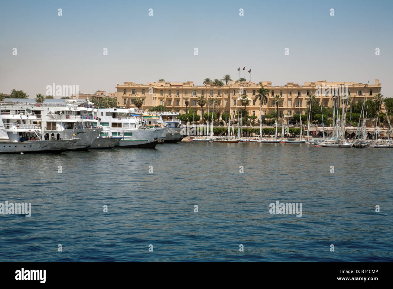 Il fiume Nilo navi da crociera ormeggiate al Winter Palace Hotel Luxor Alto Egitto, Africa Foto Stock