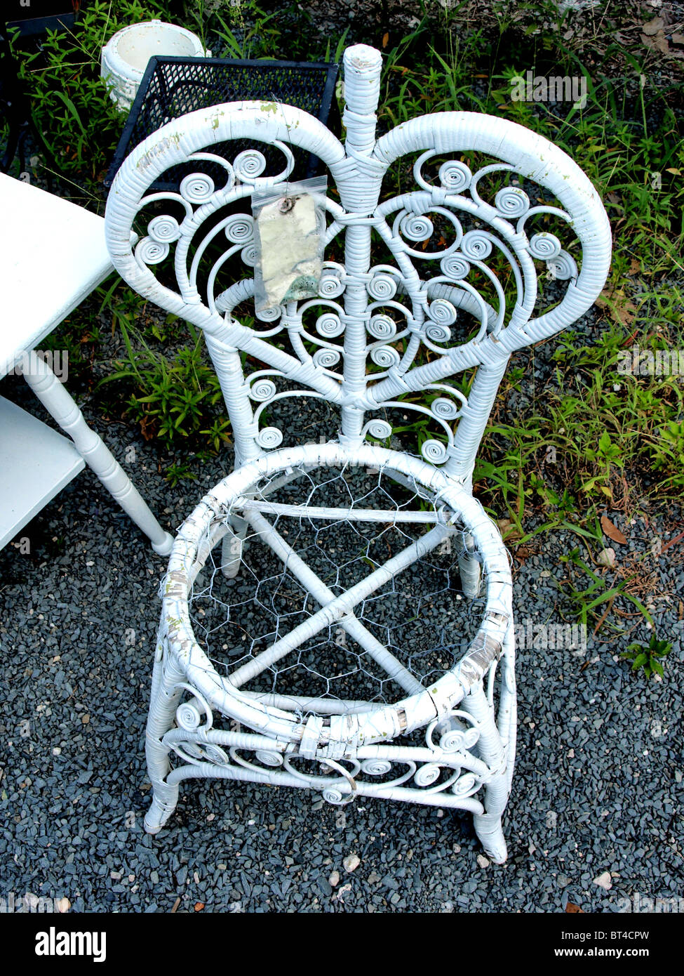 Bianco sedia in vimini con amore indietro posti a sedere a filo top view seduta sul cuore di ghiaia Foto Stock