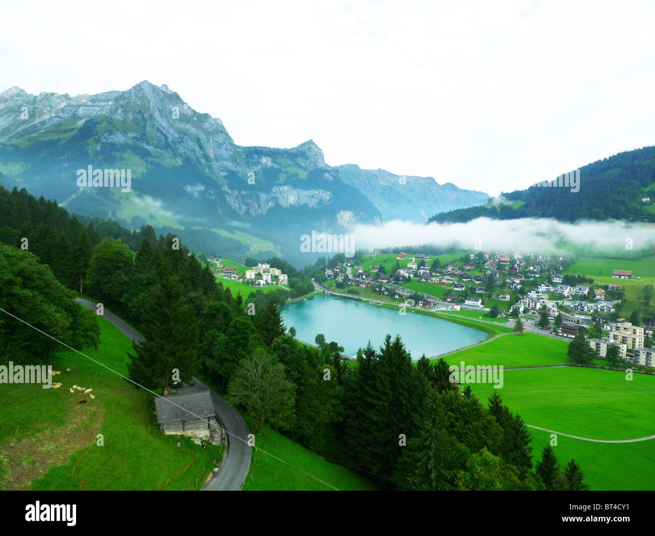Tour di viaggio turismo vacanza ferie visita il sito esplora vista città paese Europa montagna verde alp svizzera svizzero Foto Stock
