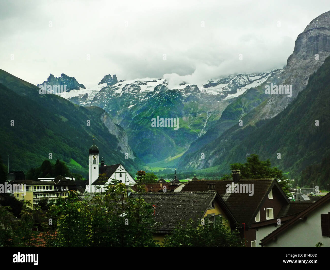 La Svizzera Engelberg alpi del paesaggio di montagna monastero formaggio funivia tranvia aerea con elevatore villaggio di picco ghiacciaio piuttosto di bellezza Foto Stock