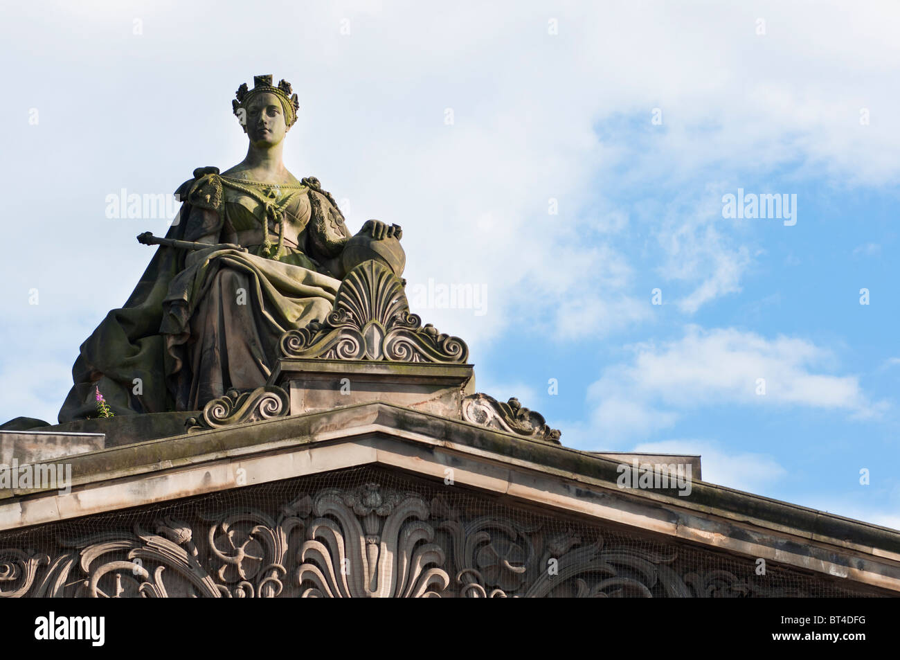 Statua sulla sommità della Royal Scottish Academy (galleria d'arte) a Edimburgo, Scozia Foto Stock