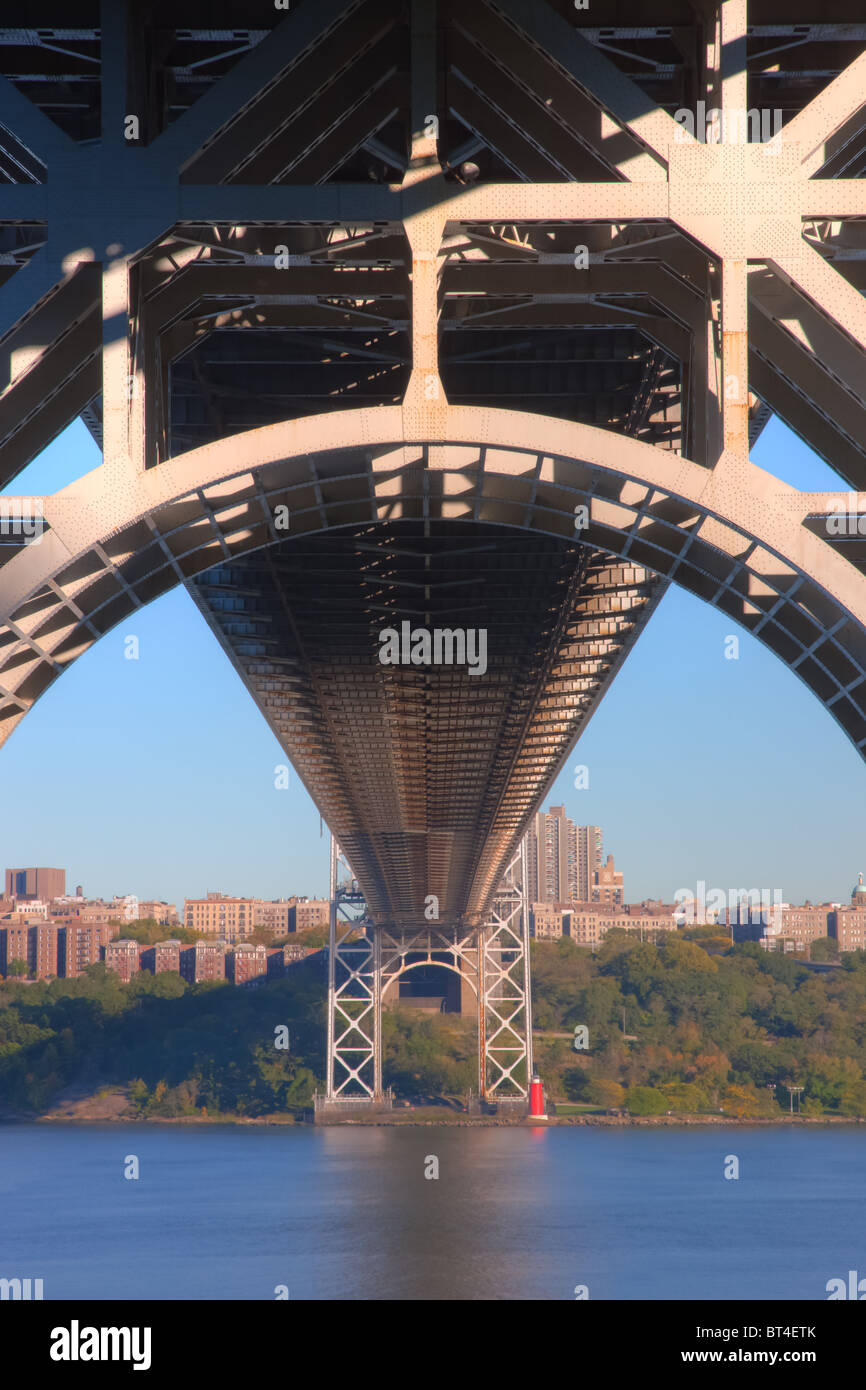 Una vista sotto il Ponte George Washington Bridge con Jeffrey's Faro di Hook attraverso il fiume Hudson in New York City. Foto Stock