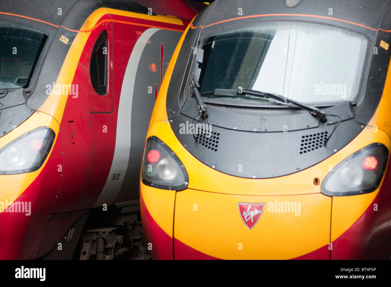 Due vergine treno alla piattaforma alla stazione ferroviaria di Londra, Regno Unito Foto Stock