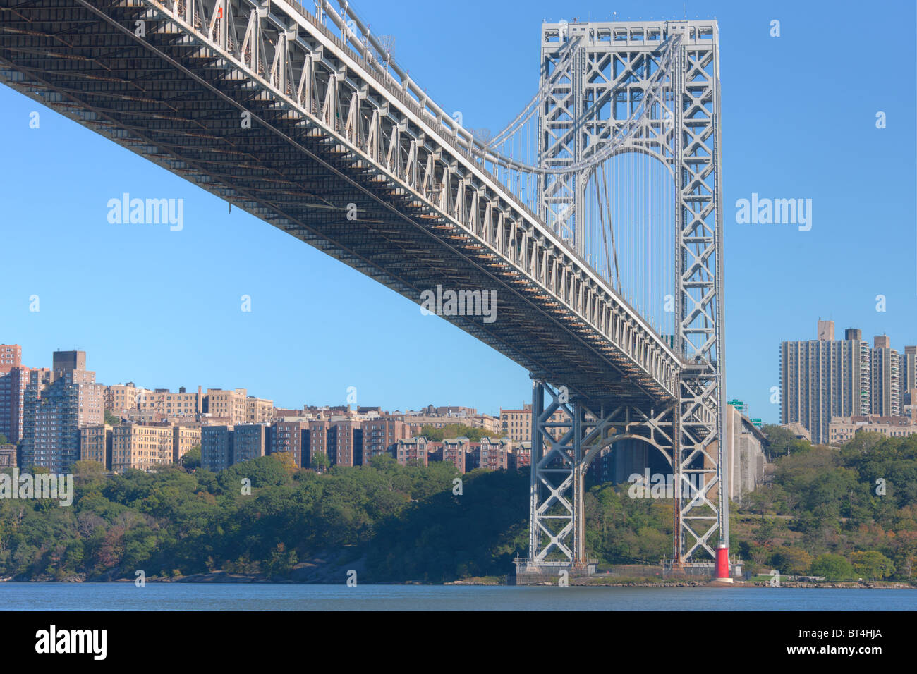 Il Ponte George Washington Bridge e Jeffrey's Faro di Hook sul fiume Hudson Foto Stock