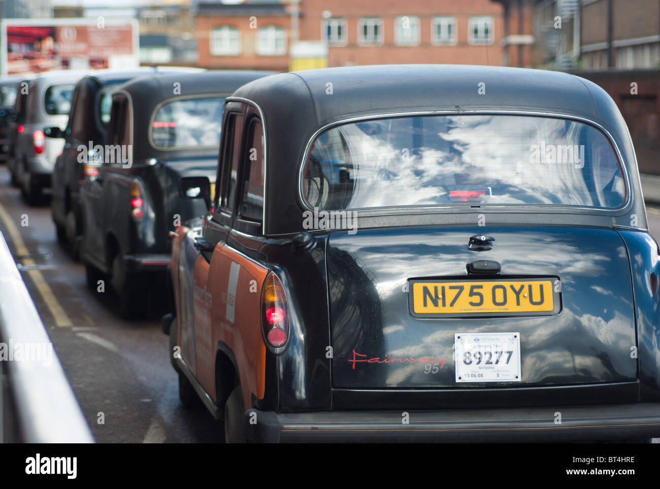 I taxi in attesa in un servizio taxi fuori Londra Waterloo Station di Londra, Inghilterra. Foto Stock
