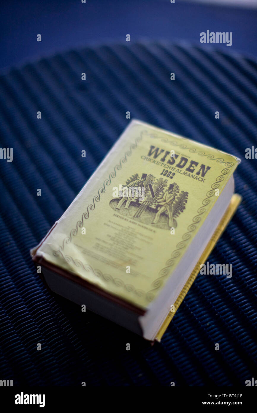 Copie del Wisden Il Cricketers Almanack nella sala riunioni al County Ground a Hove. Foto di James Boardman Foto Stock