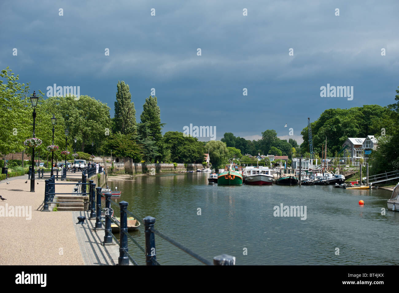 Torta di anguilla isola cantieri in barca sul fiume Tamigi a Twickenham Foto Stock