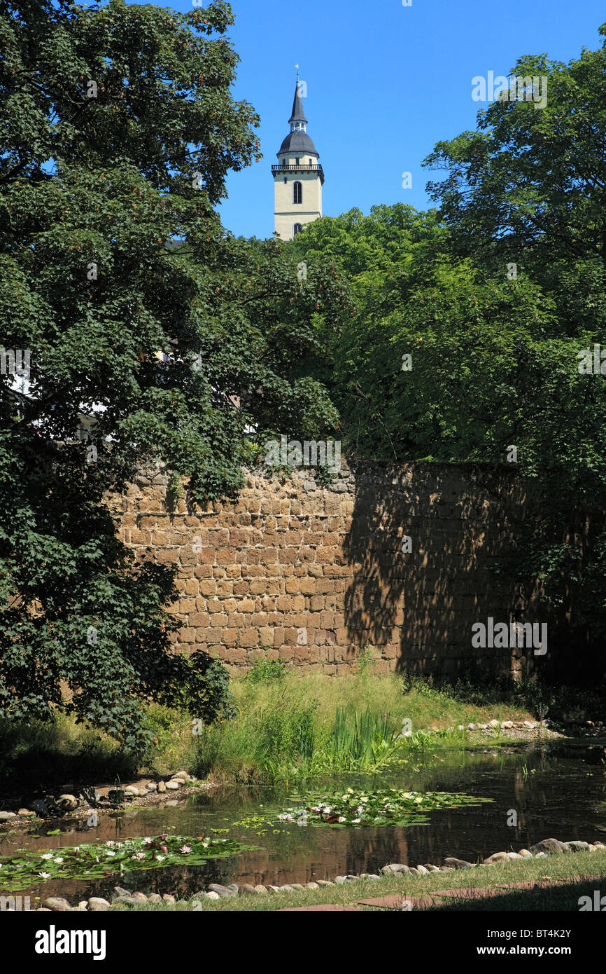 Mittelalterliche Stadtmauer und Turm der Benediktinerabtei San Michele auf dem Michaelsberg in Siegburg, Naturpark Bergisches Land, Nordrhein-Westfale Foto Stock