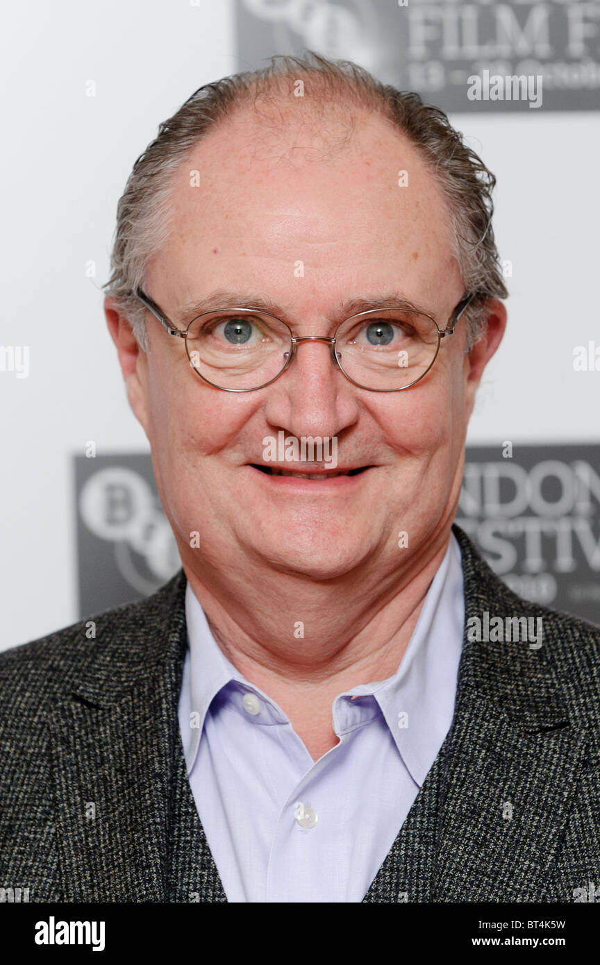 Jim Broadbent assiste l'un altro anno photocall a VUE West End di Londra, 18 ottobre 2010. Foto Stock