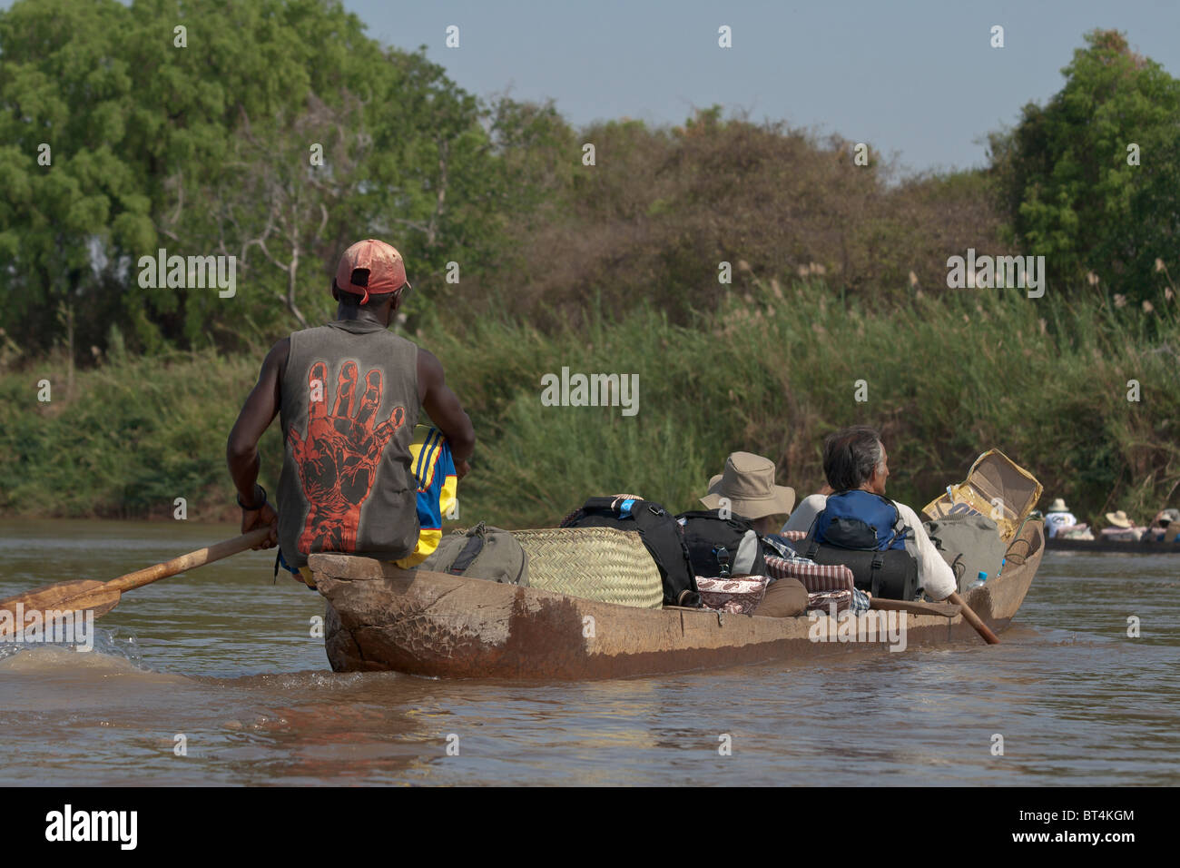 I turisti discese in canoa lungo il fiume Tsiribihina, Madagascar Foto Stock