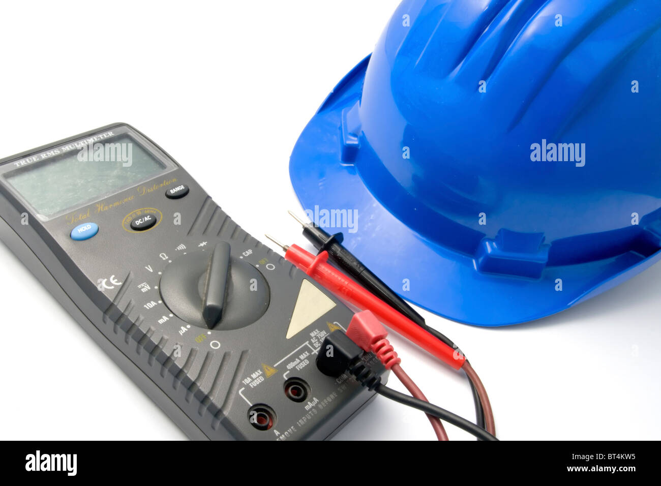 Isolate il casco blu e multimetro per i lavoratori Foto Stock