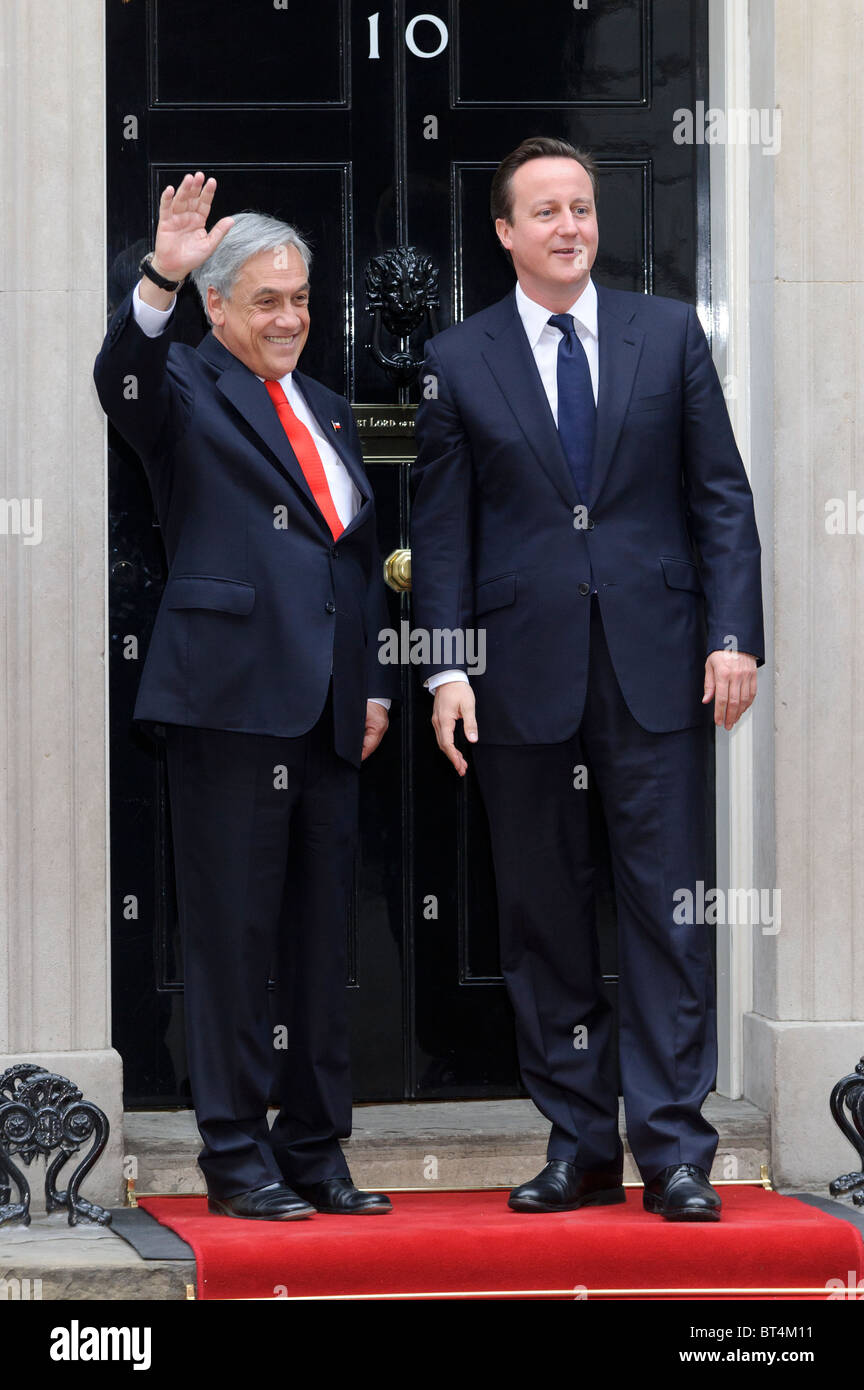 Presidente Sebastian Pinera e il Primo Ministro David Cameron al di fuori 10 Downing Street, 18 ottobre 2010. Foto Stock