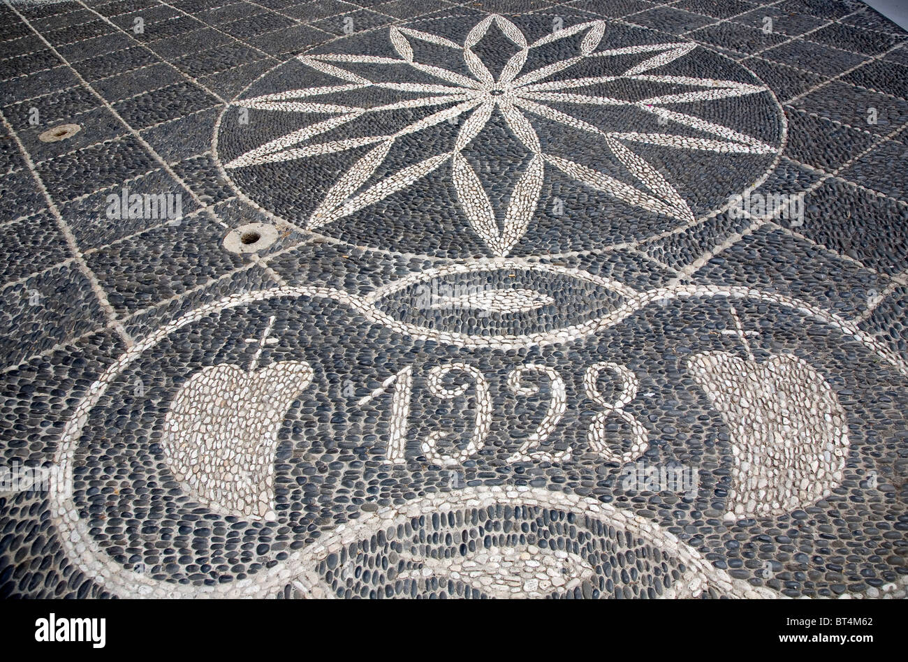 In ciottoli mosaico di pietra a "Nossa Senhora da Piedade " giardini della Chiesa Foto Stock