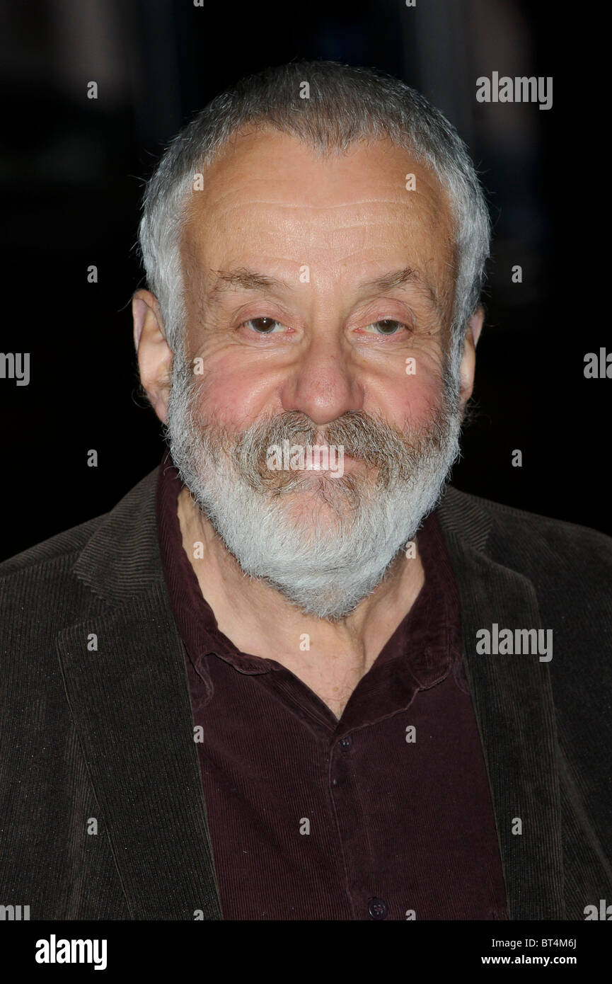 Mike Leigh assiste l'un altro anno photocall, Odeon, Londra, 18 ottobre 2010. Foto Stock