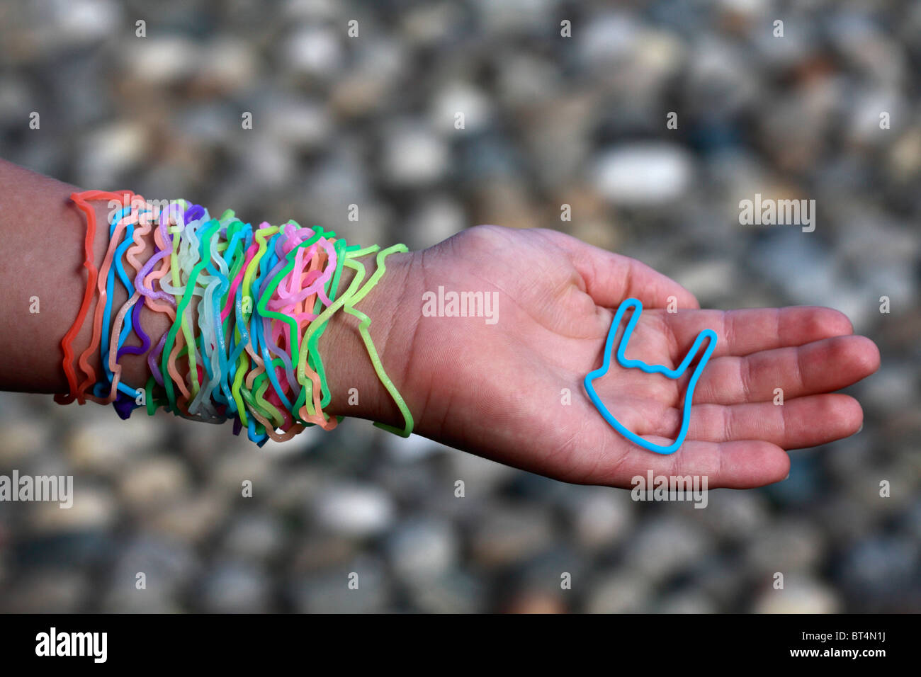 Ragazzo con forma di bande di gomma Foto Stock