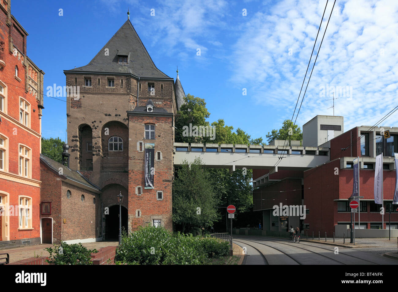 Obertorkapelle mit Obertor und Clemens-Sels-museo in Neuss, Niederrhein, Renania settentrionale-Vestfalia Foto Stock