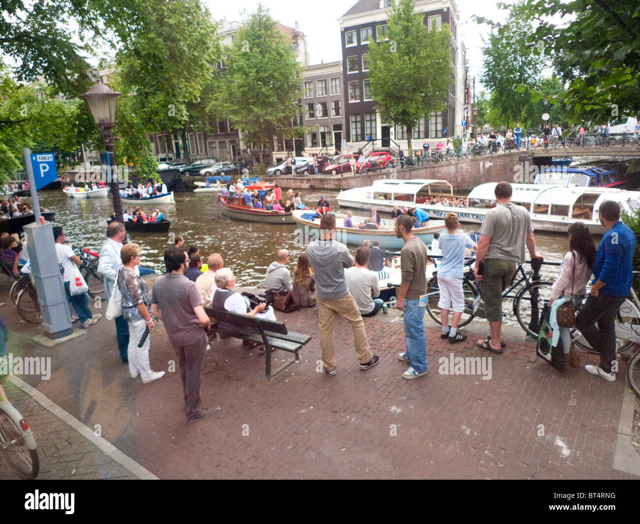 Amsterdam Noleggio bici viaggi di trasporto ride park mulino a vento energia eolica energia elettrica generano un orinatoio stazione ferroviaria Foto Stock