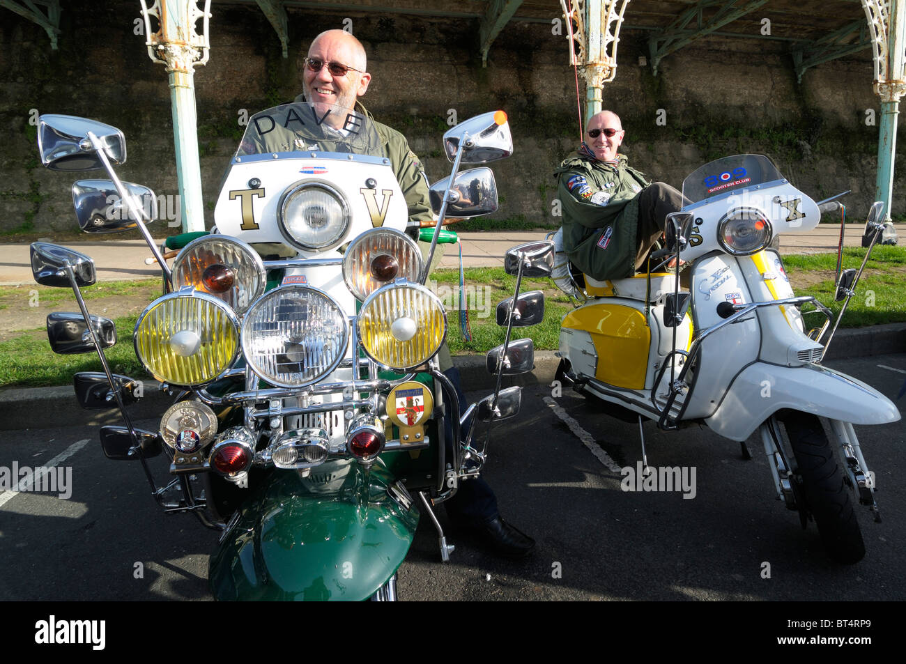 Due vecchi mods sat su Lambretta, Brighton, Inghilterra Foto Stock