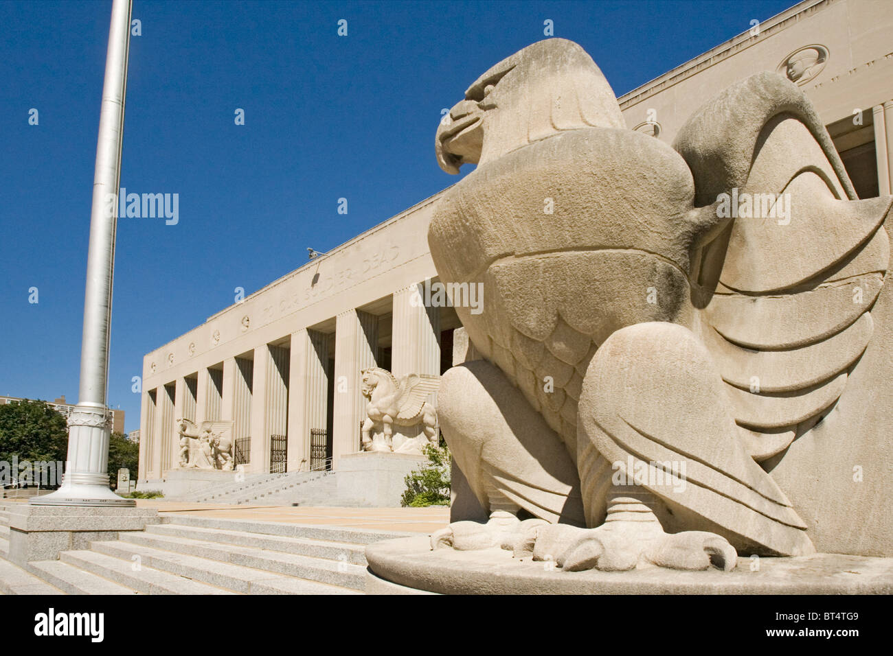 Il Memoriale dei Veterani di edificio e i suoi dintorni di monumenti nel centro cittadino di San Louis, Missouri. Foto Stock