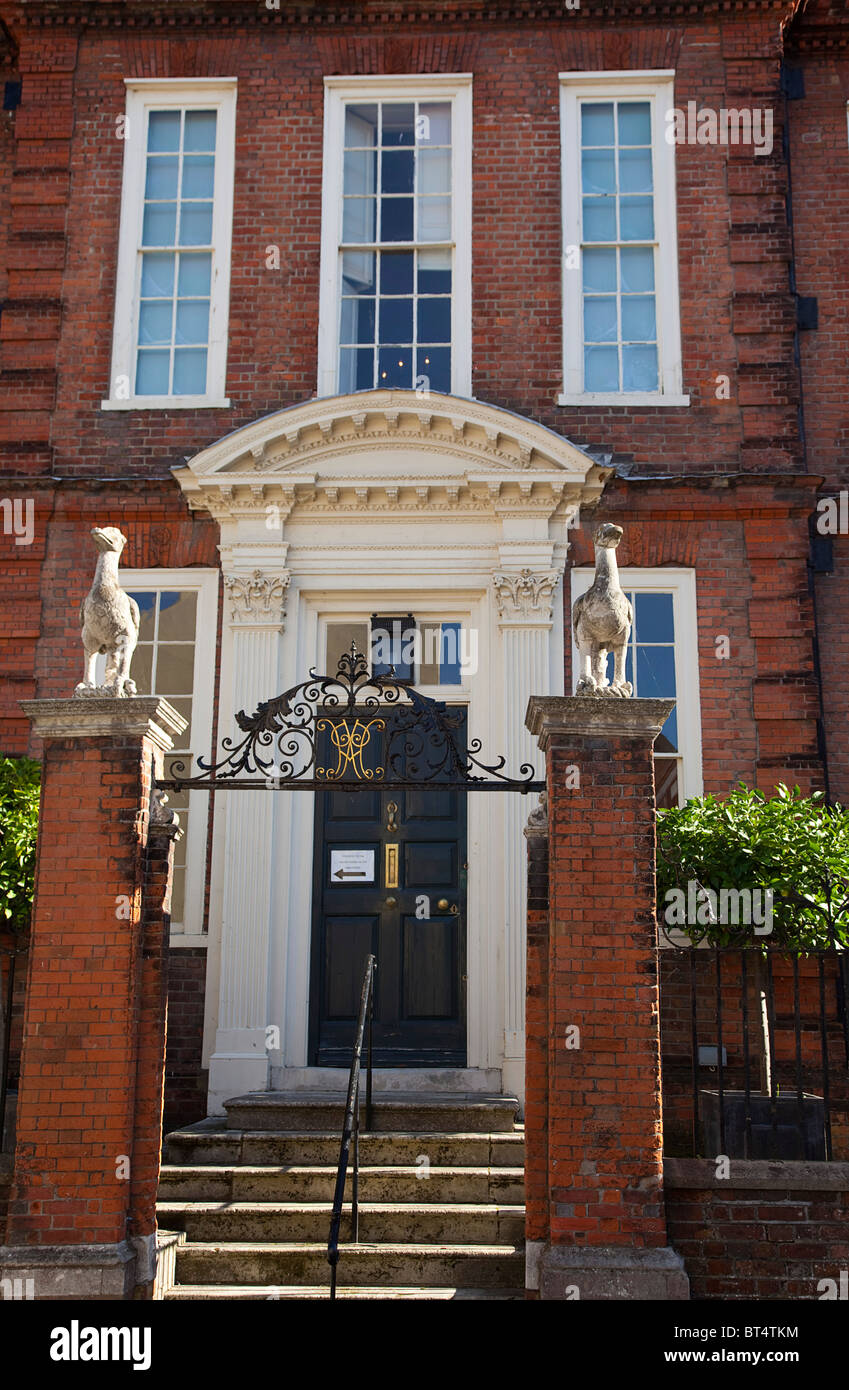 Inghilterra, West Sussex, Chichester, Pallant House Galleria d'arte, ingresso dell'originale Queen Anne edificio del periodo. Foto Stock