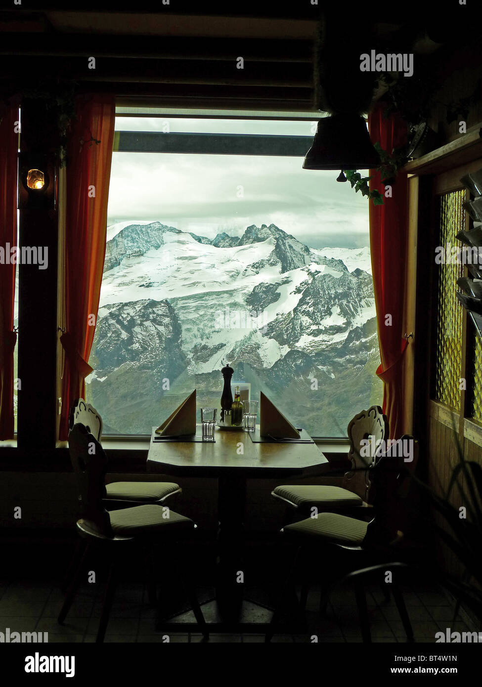 Tour di viaggio turismo vacanza ferie visita il sito esplora vista città paese Europa treno Monte Titlis Svizzera ristorante Foto Stock