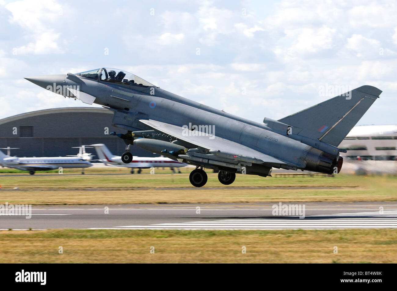 Eurofighter Typhoon F2 azionato dalla RAF decollare in Airshow di Farnborough Foto Stock
