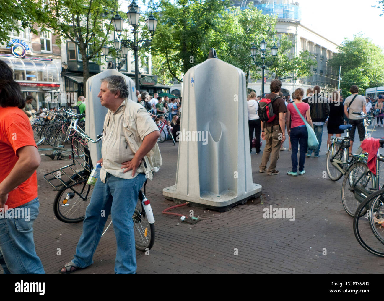 Amsterdam Noleggio bici viaggi di trasporto ride park mulino a vento energia eolica energia elettrica generano un orinatoio stazione ferroviaria Foto Stock