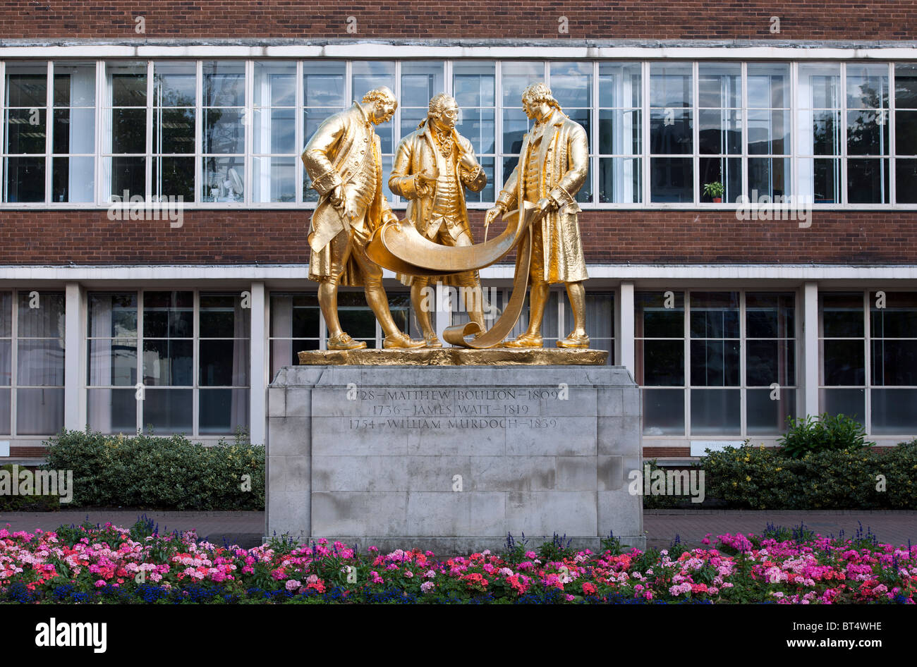 Golden Boys della statua di Birmingham, mostrando Boulton, Watt e Murdoch , Broad Street, Birmingham, Inghilterra, Regno Unito. Foto Stock