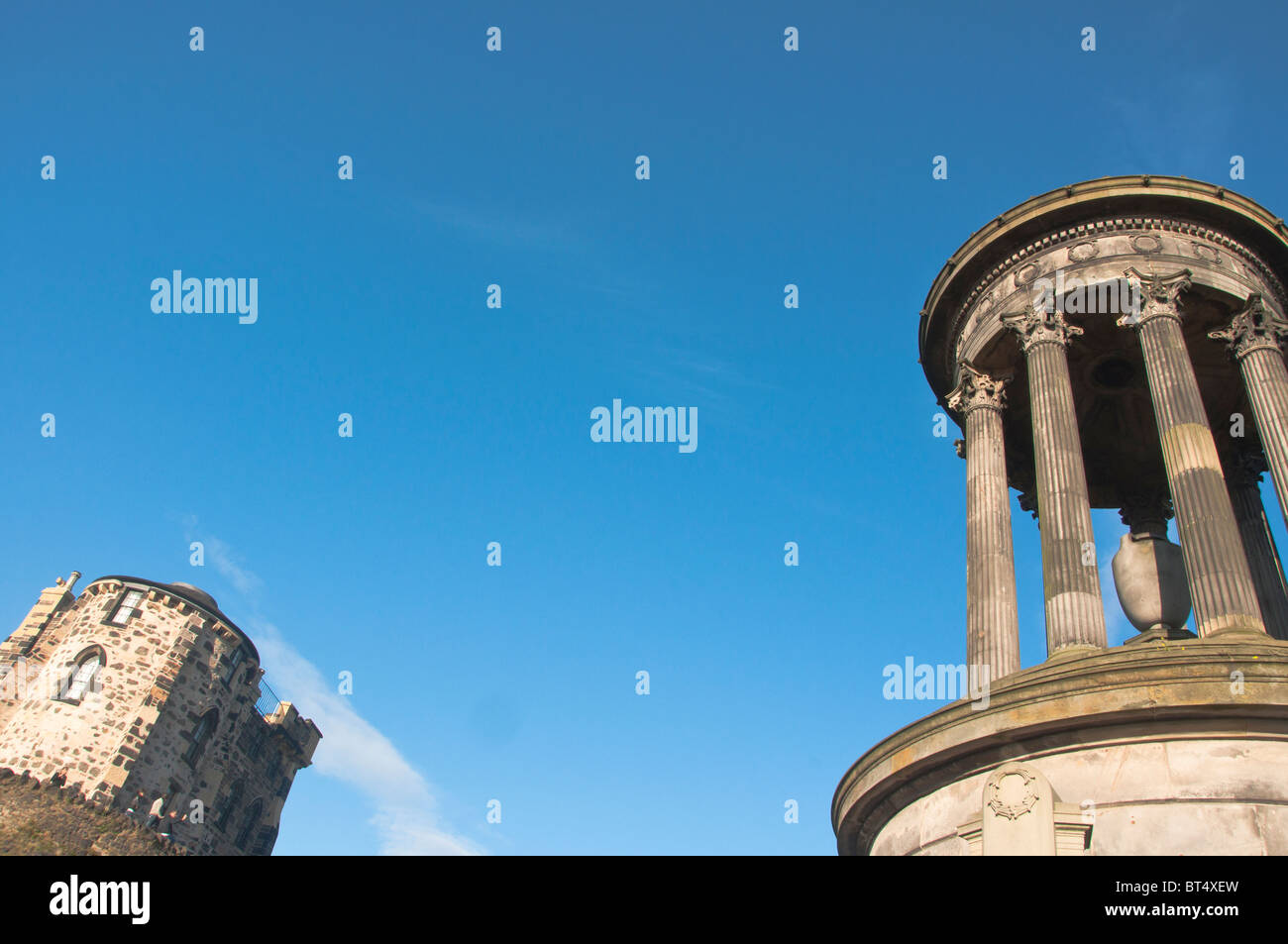 Dugald Stewart monumento e la città vecchia costruzione osservatorio su Calton Hill, Edimburgo, Scozia Foto Stock