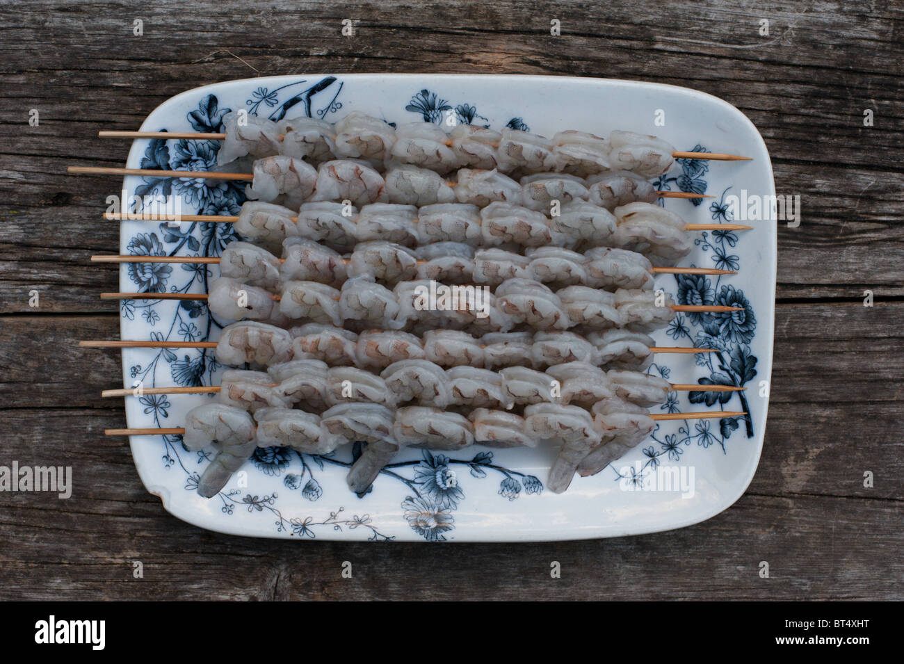 Materie gamberi o gamberetti su spiedini pronti per il barbecue. Foto Stock