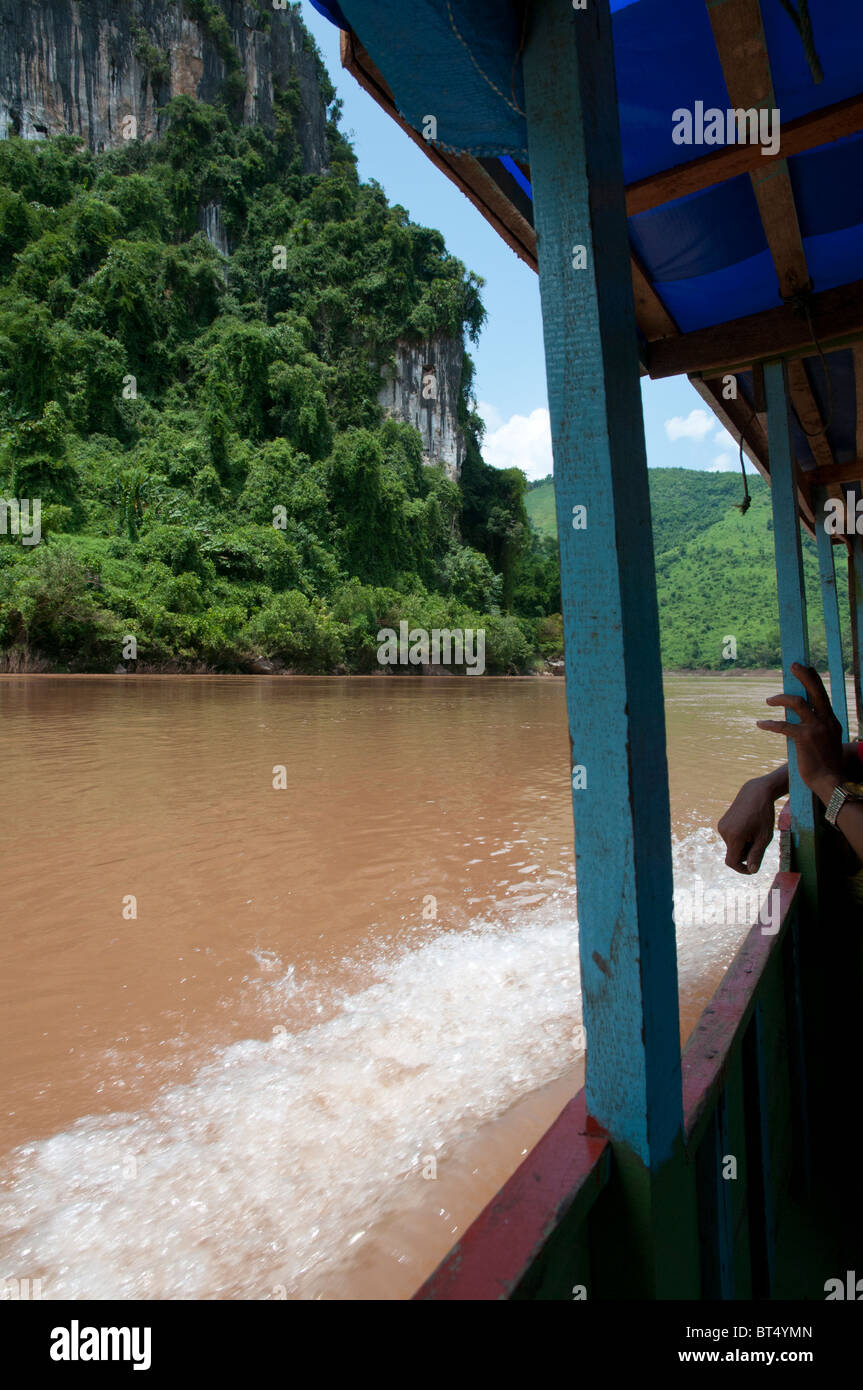 Coda gita in barca lungo il fiume Nam Ou da Hat sa di Nong Khiaw. Nord del Laos Foto Stock